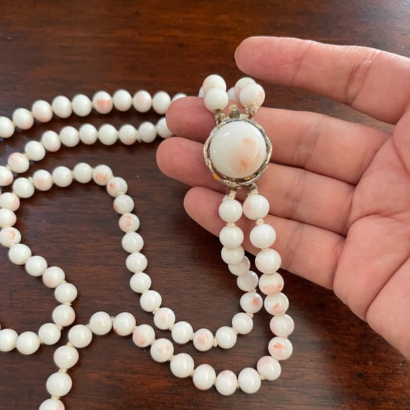 1950s two strand Japanese faux angel skin coral bead necklace - Picture 5 of 9